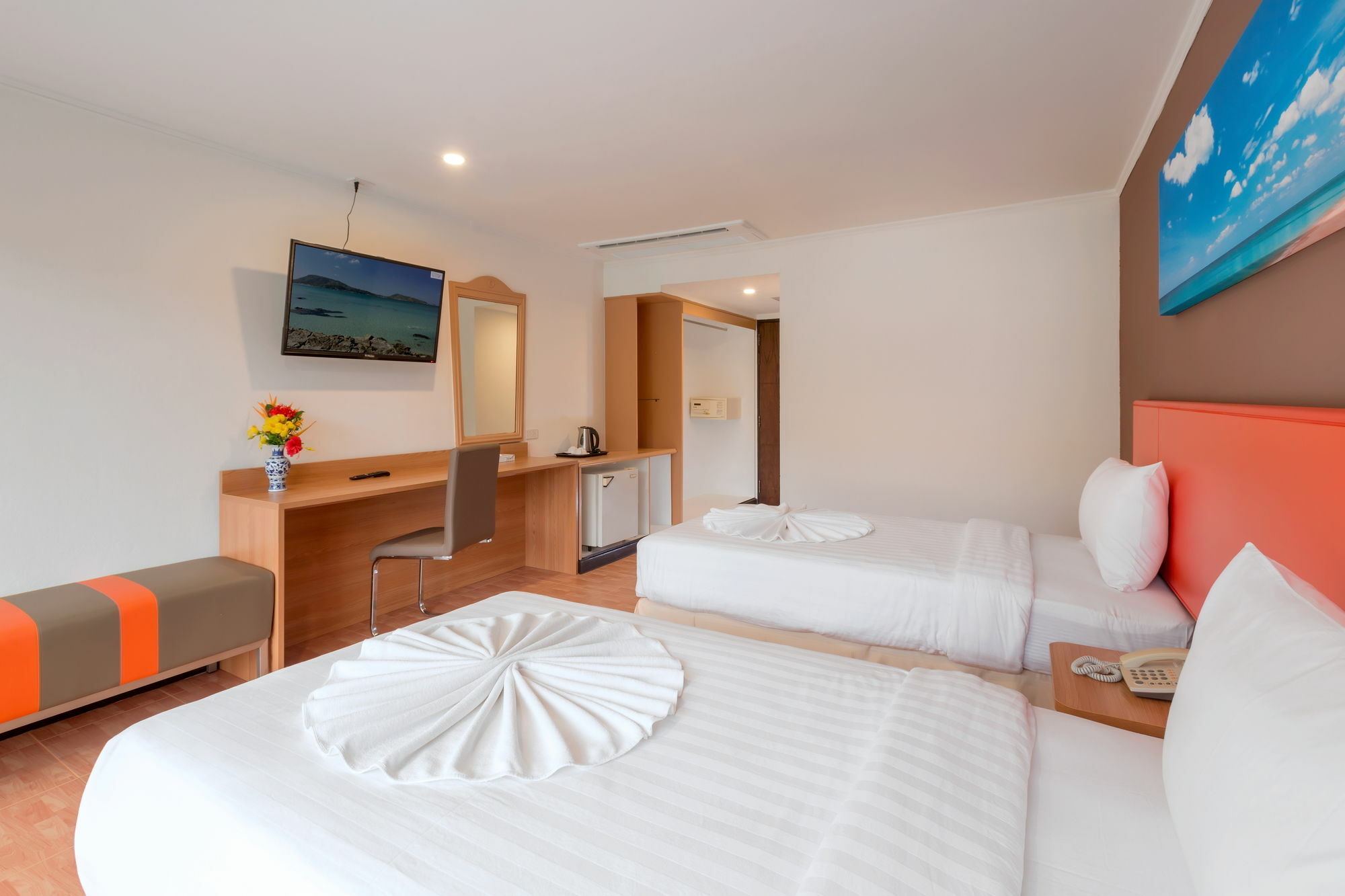 Patong 7Days Premium Hotel Phuket Экстерьер фото